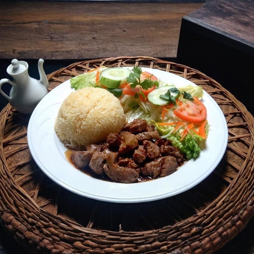Diced Garlic Steak with Butter Rice.
